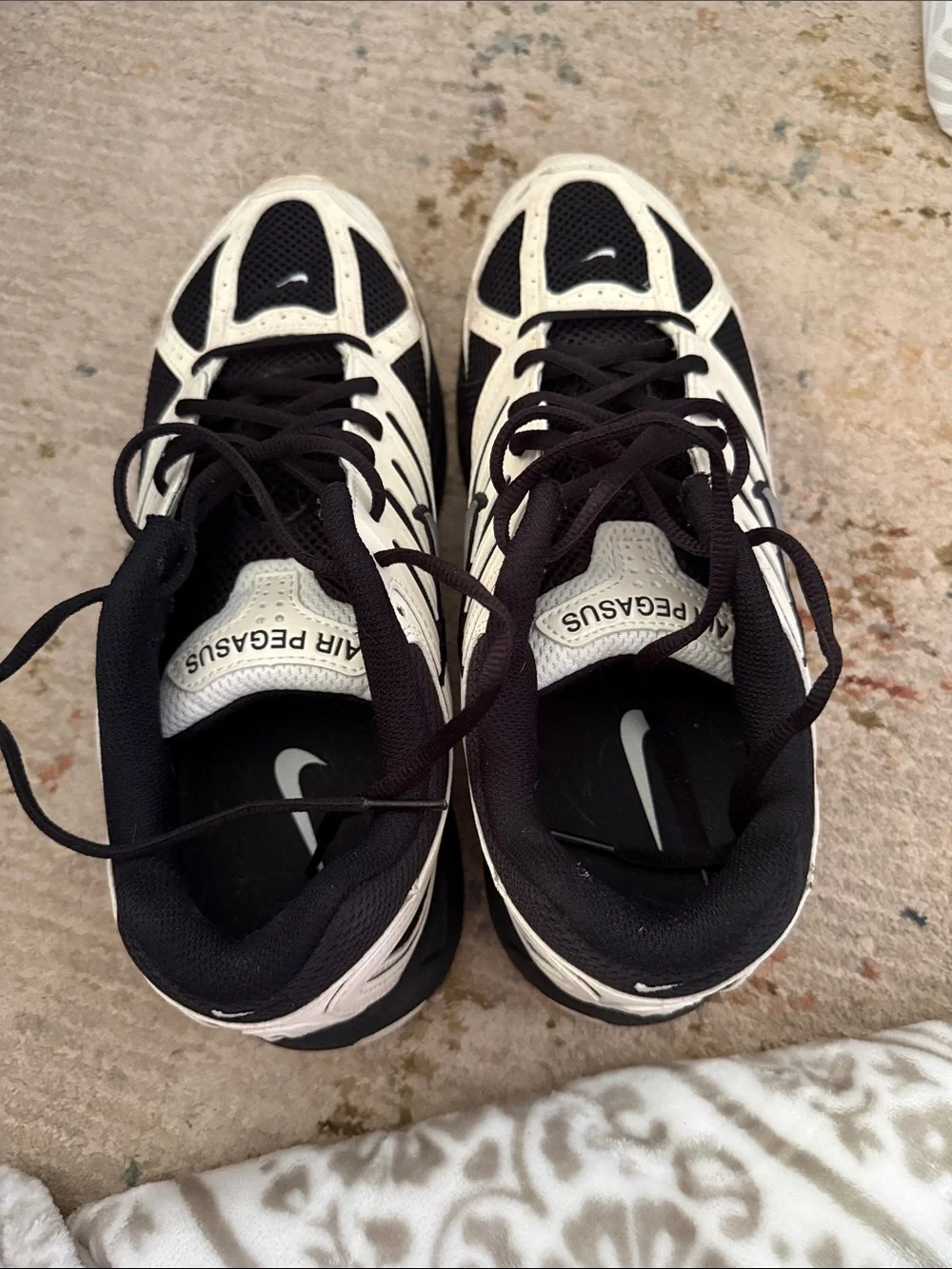 Nike Men’s Black and Cream Sneakers